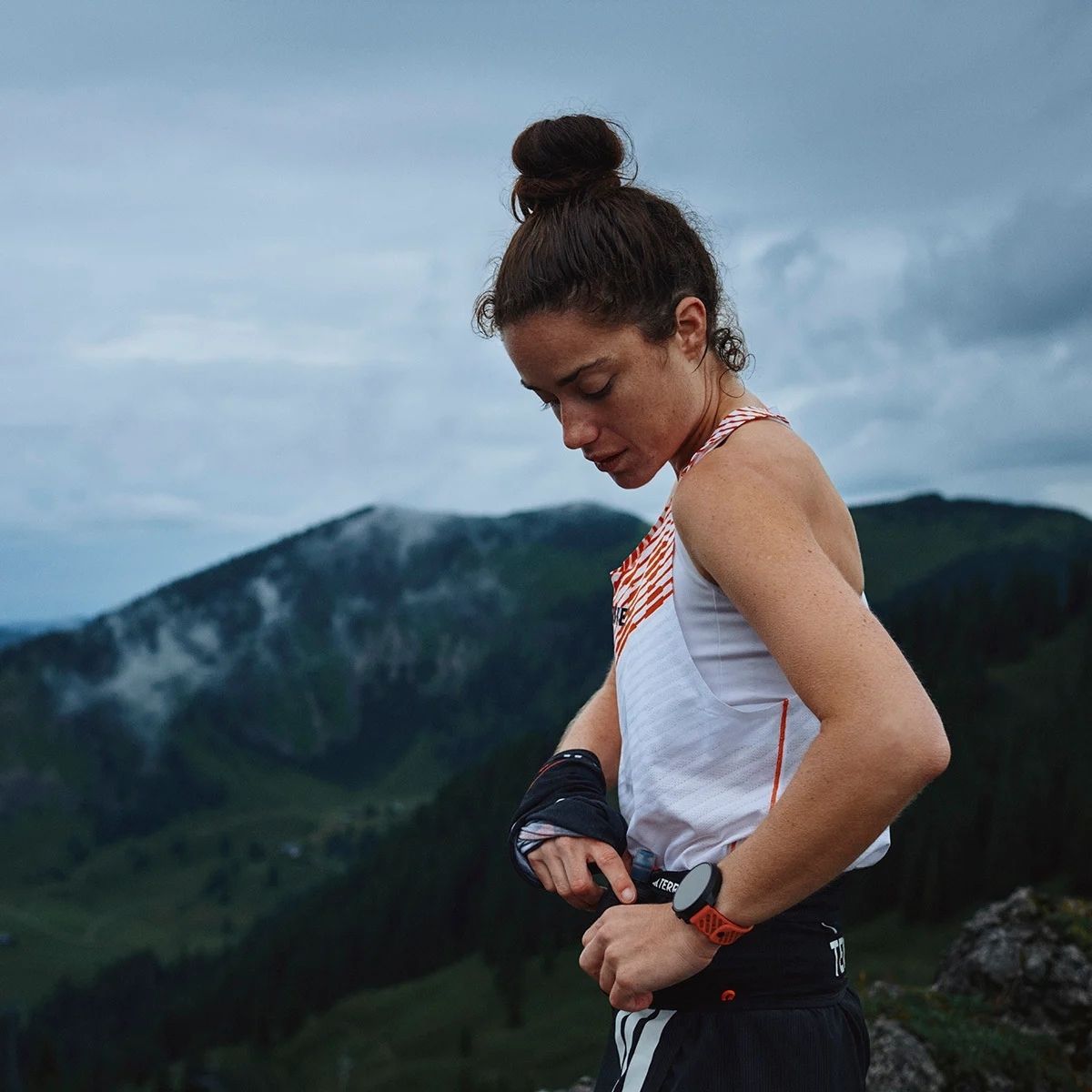 suunto race 2 titanium sportovní hodinky na trénink